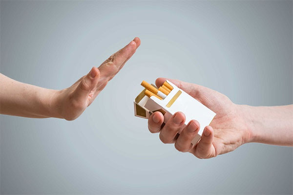 Hạn chế sử dụng thuốc lá, chất kích thích có tác dụng giảm dần các chứng run tay, chân